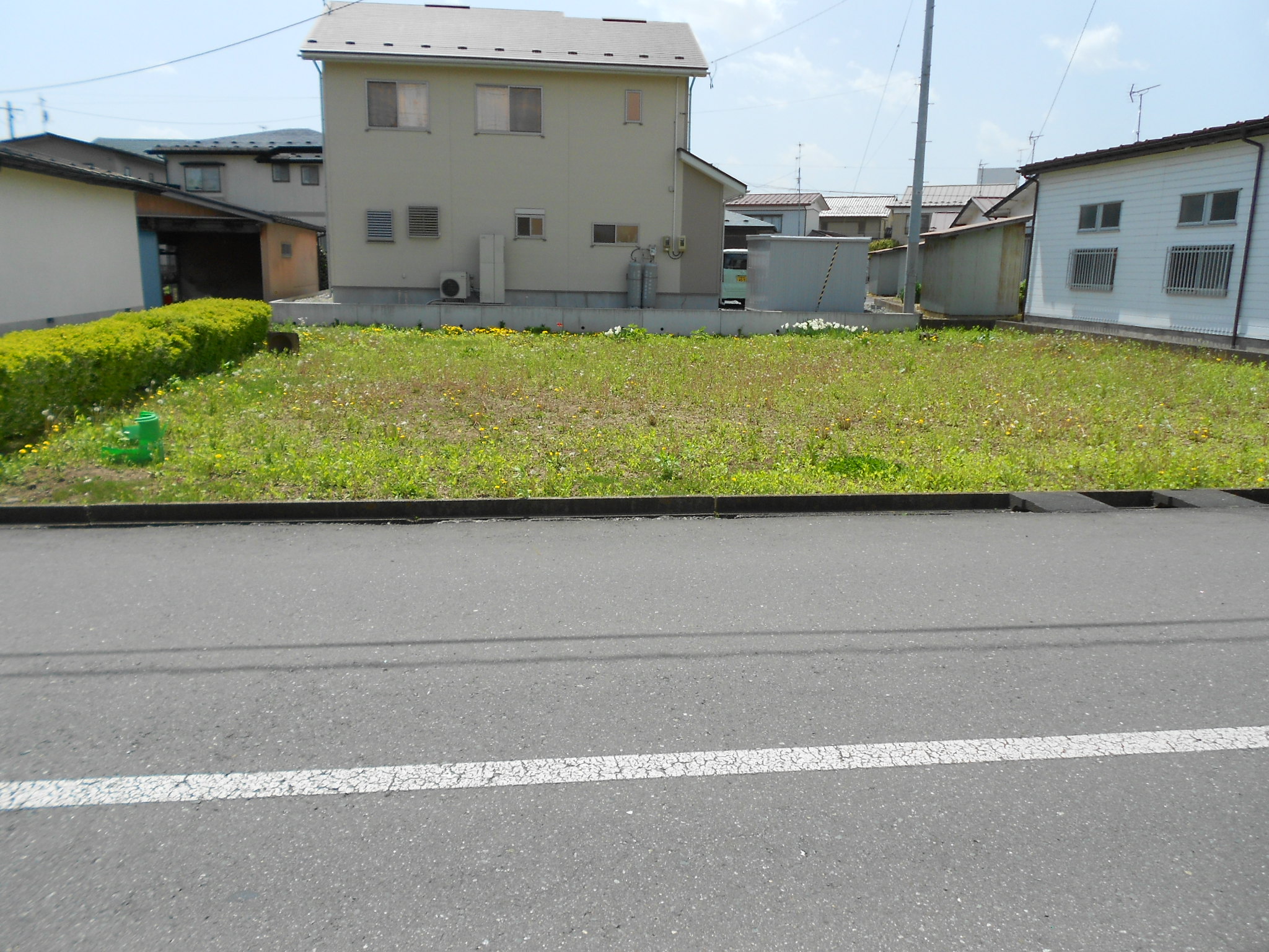 畑土の庭から収益性のある砂利敷駐車場に生まれ変わりました 未来住宅